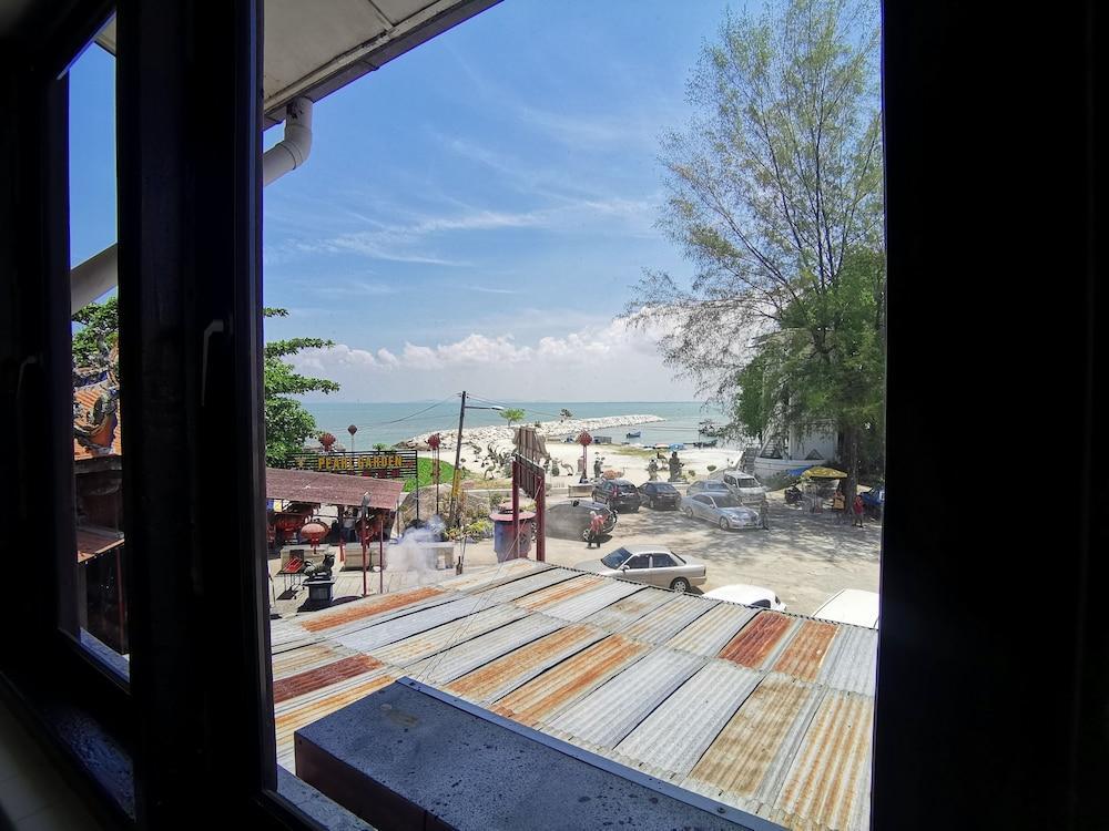 8 Boutique By The Sea Hotel Tanjung Tokong Екстериор снимка