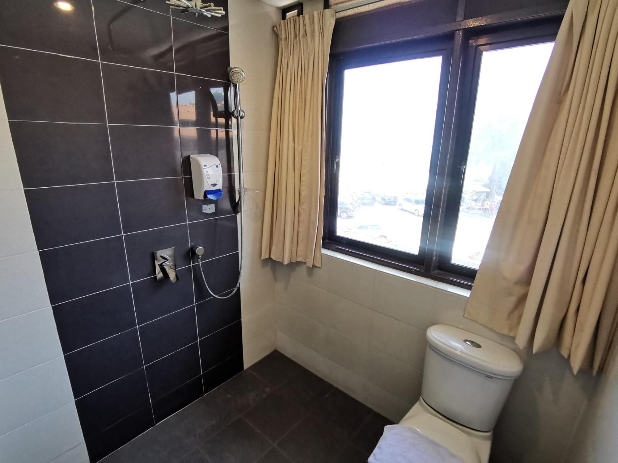 8 Boutique By The Sea Hotel Tanjung Tokong Екстериор снимка