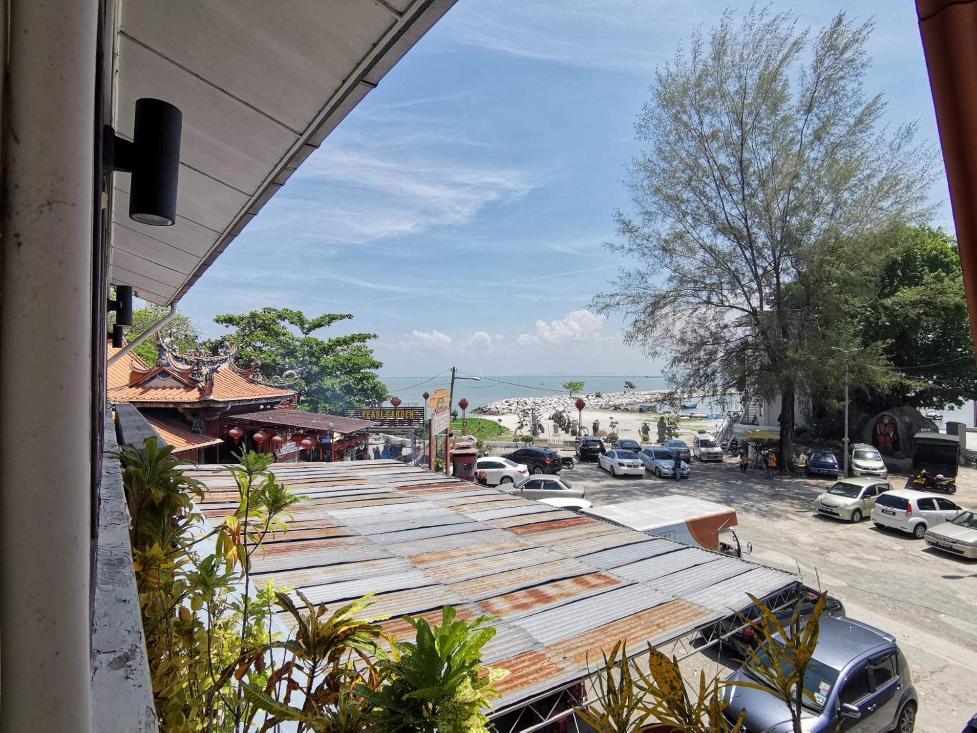 8 Boutique By The Sea Hotel Tanjung Tokong Екстериор снимка