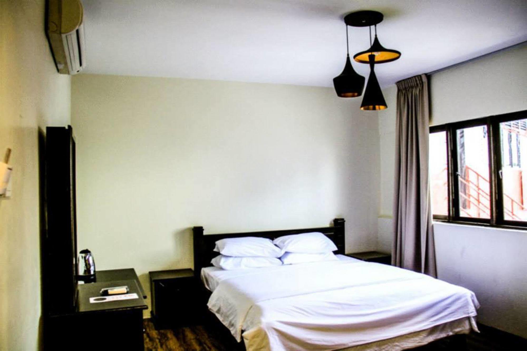 8 Boutique By The Sea Hotel Tanjung Tokong Екстериор снимка