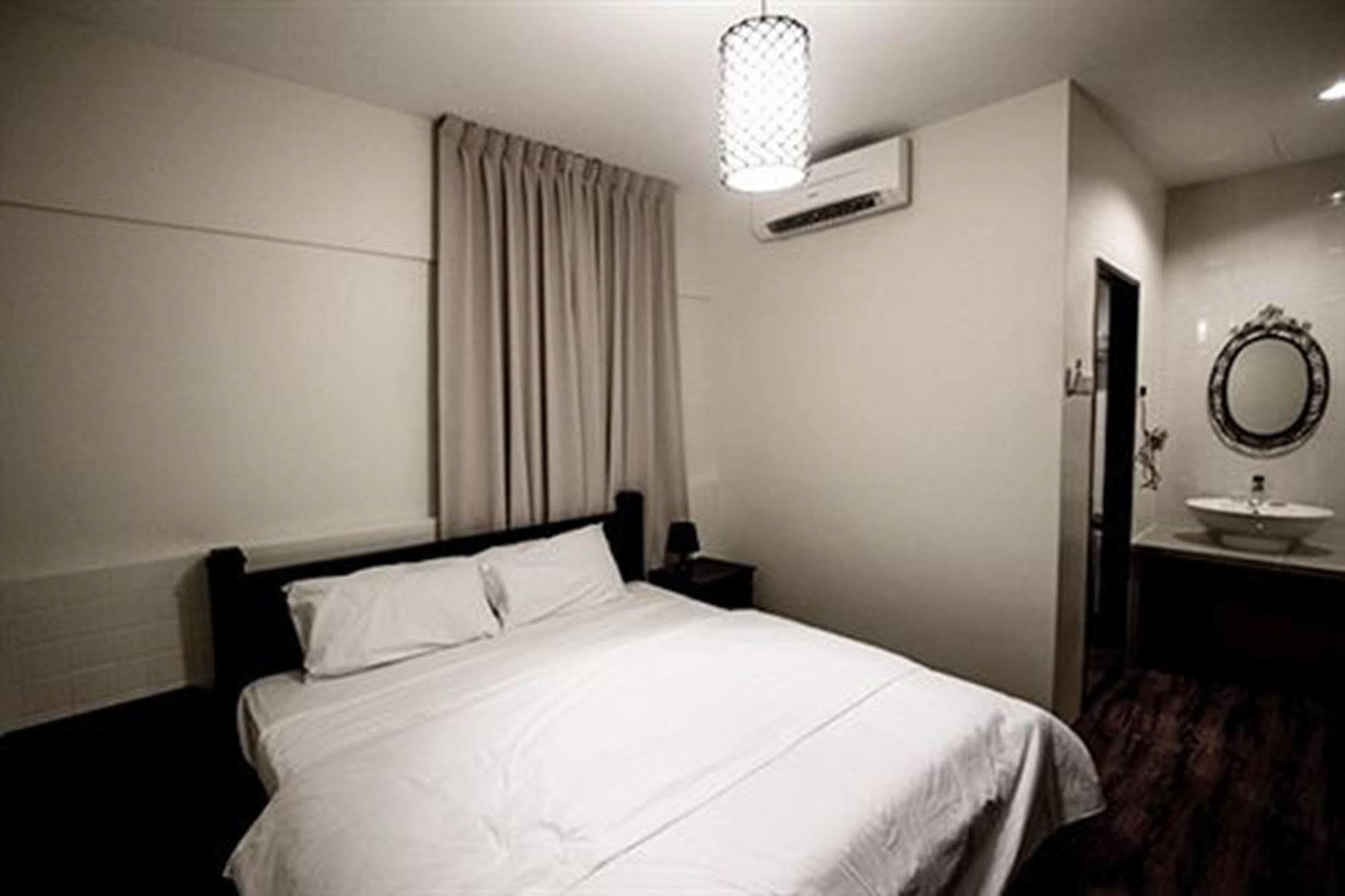 8 Boutique By The Sea Hotel Tanjung Tokong Екстериор снимка
