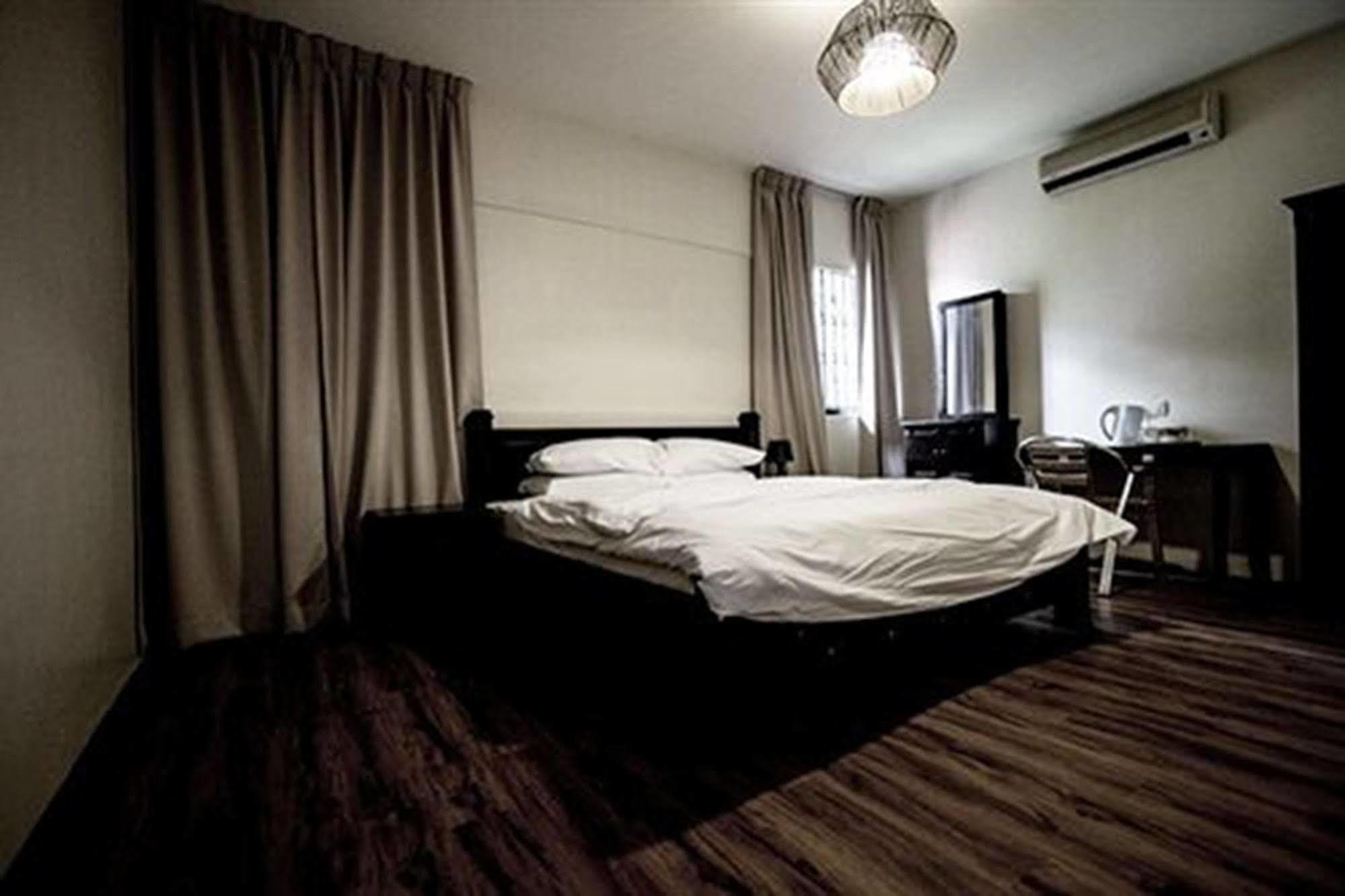 8 Boutique By The Sea Hotel Tanjung Tokong Екстериор снимка