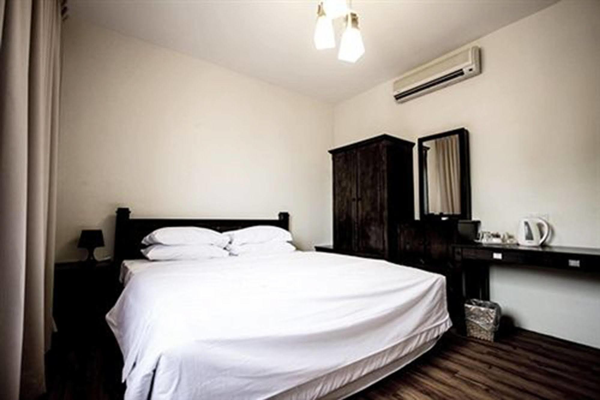 8 Boutique By The Sea Hotel Tanjung Tokong Екстериор снимка