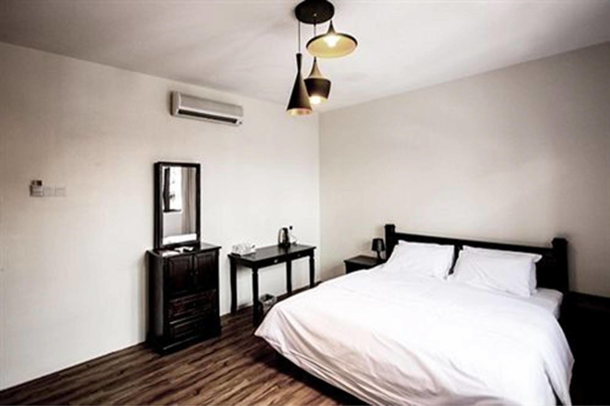 8 Boutique By The Sea Hotel Tanjung Tokong Екстериор снимка