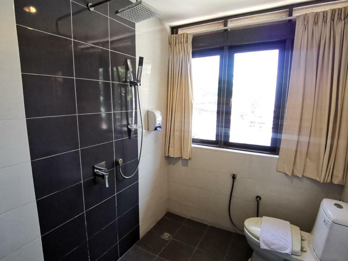8 Boutique By The Sea Hotel Tanjung Tokong Екстериор снимка