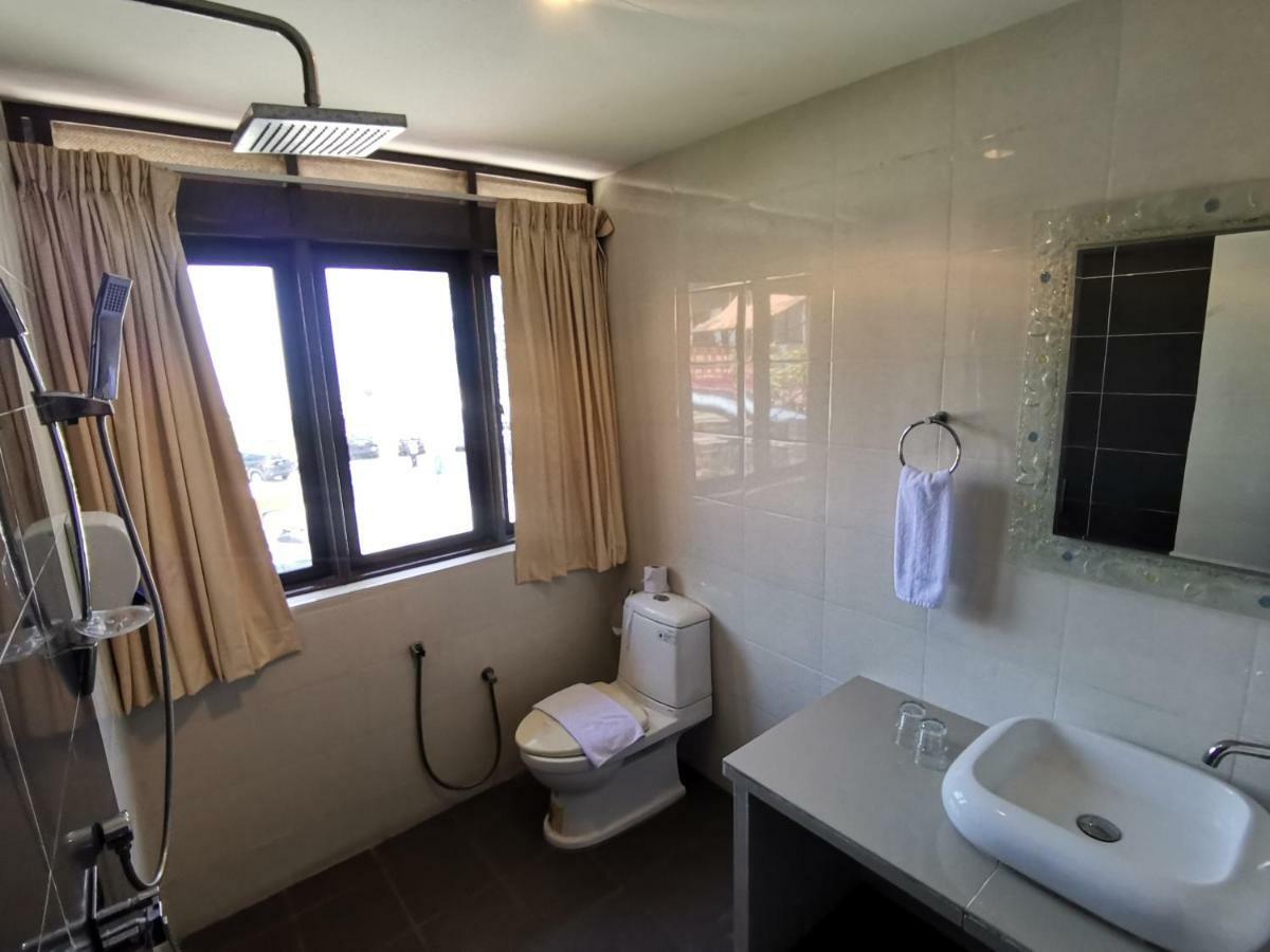 8 Boutique By The Sea Hotel Tanjung Tokong Екстериор снимка