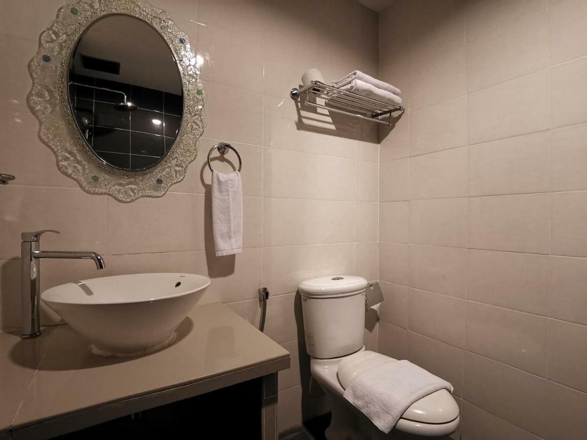 8 Boutique By The Sea Hotel Tanjung Tokong Екстериор снимка