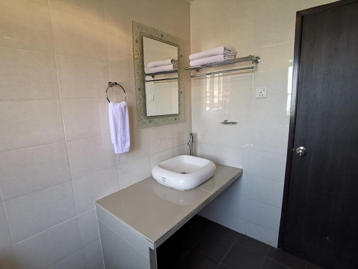 8 Boutique By The Sea Hotel Tanjung Tokong Екстериор снимка