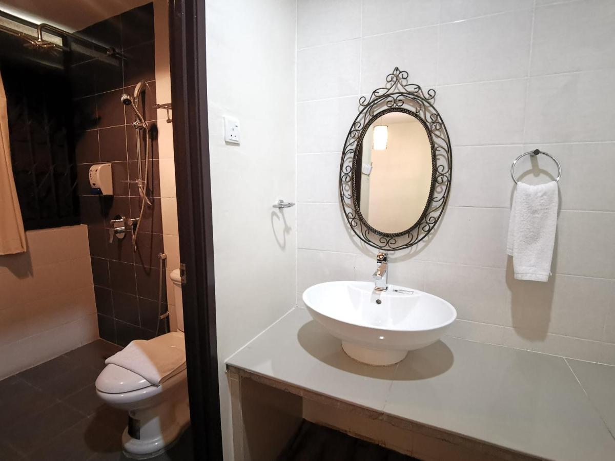 8 Boutique By The Sea Hotel Tanjung Tokong Екстериор снимка